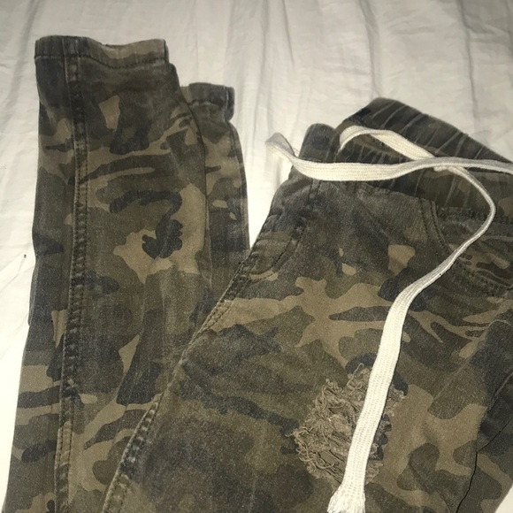 FashionNova Camo Jeans - Picture 5 of 6